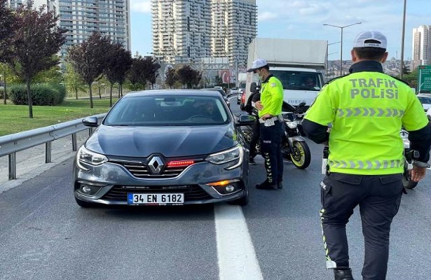 İstanbul’da ‘çakarlı araç’ denetimi!