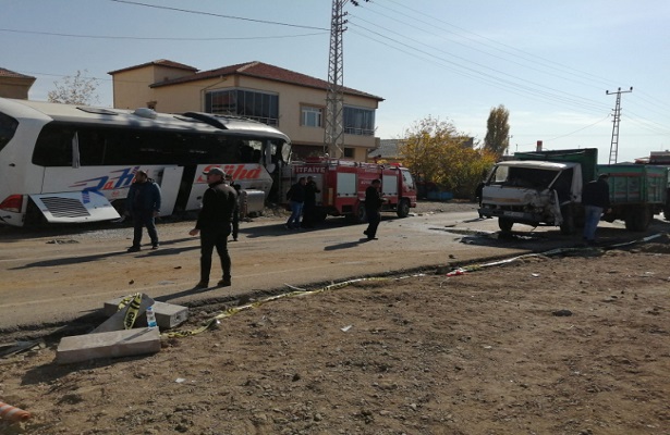 Yolcu otobüsü ile kamyonet çarpıştı: Bir ölü 10 yaralı