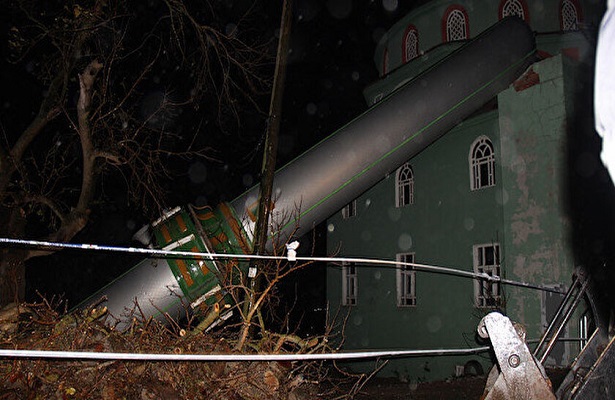 Cami minaresi şiddetli lodosa dayanamadı