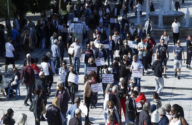 Yunanistan’da çiftçiler sokaklara döküldü