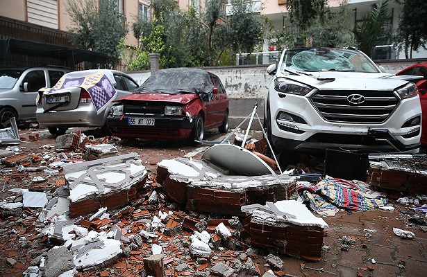 Kırmızı kodla uyarı yapılan Antalya’da kuvvetli rüzgar ve sağanak etkili oluyor