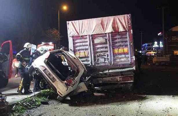 Kocaeli’de otomobil park halindeki tıra çarptı: 3 ölü