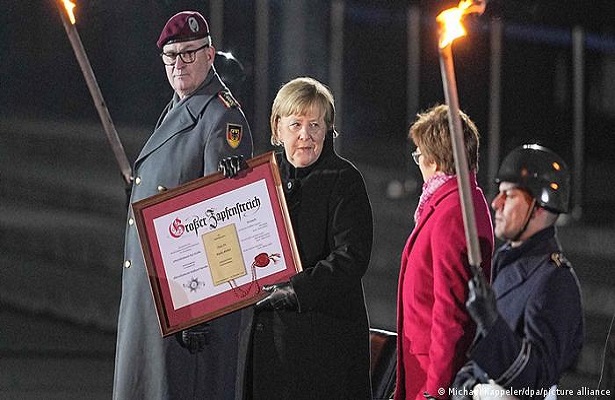 Almanya Başbakanı Merkel için askeri veda töreni düzenlendi