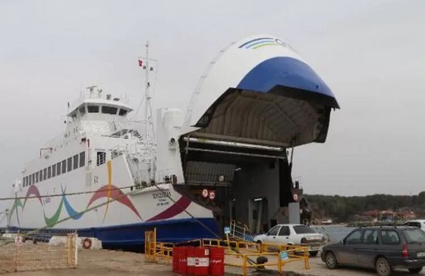 Çanakkale’de feribot seferlerine fırtına engeli