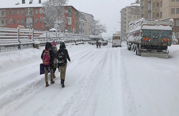 Bitlis’te eğitime kar engeli