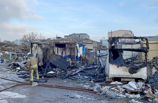 Başakşehir’de işçilerin kaldığı konteynerde çıkan yangın söndürüldü