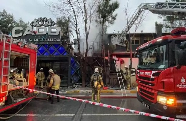 Beylikdüzü’nde iki katlı kafede yangın