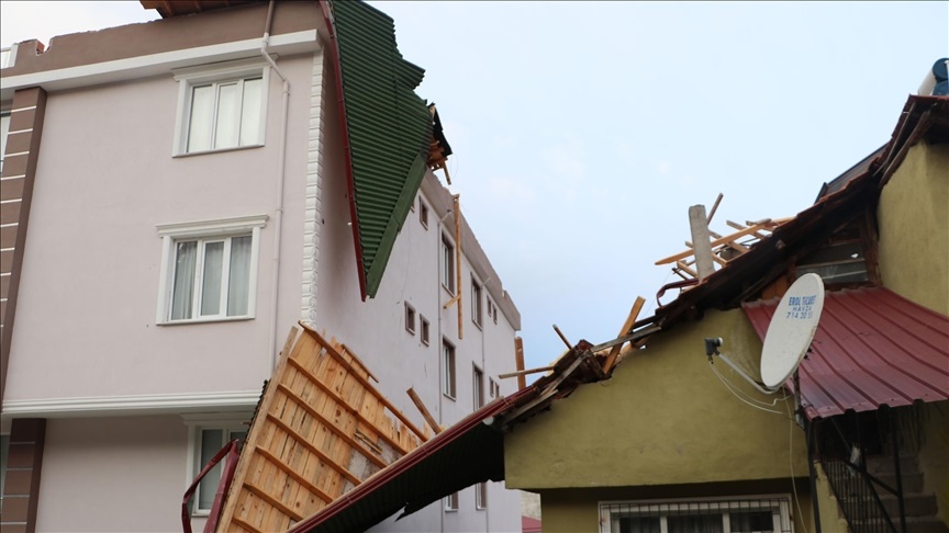 Samsun ve Tokat’ta kuvvetli rüzgar çatıları uçurdu