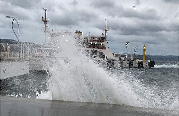 Çanakkale Boğazı’nda deniz ulaşımına fırtına engeli