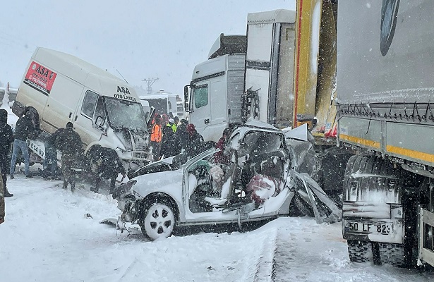 Mardin’de zincirleme trafik kazasında 3 kişi öldü, 12 kişi yaralandı