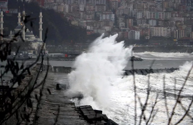 Zonguldak’ta oluşan 7 metrelik dalgalar korkuttu