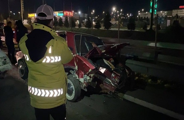 TEM’de bariyere çarpan otomobil ile hafif ticari araç çarpıştı: 3 yaralı