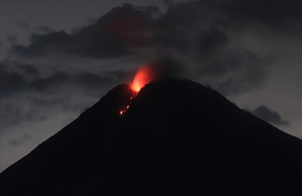 Tonga’da yanardağdaki patlamanın ardından tsunami uyarısı yapıldı