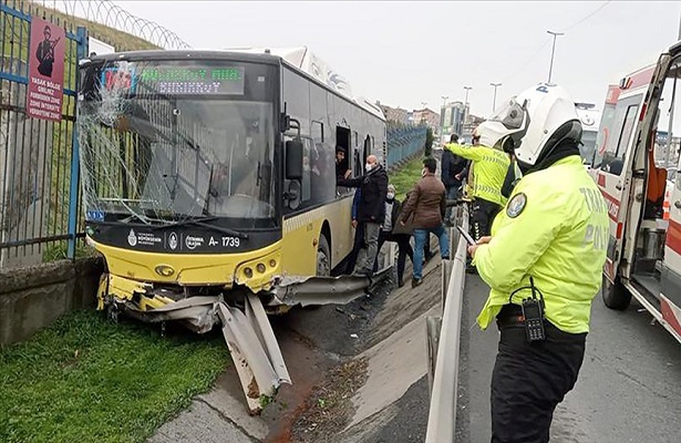 İstanbul’da bariyerlere çarpan İETT otobüsündeki 4 kişi yaralandı