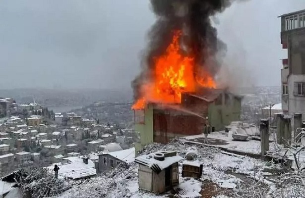 Üsküdar’da 3 katlı binanın çatısı alev alev yandı