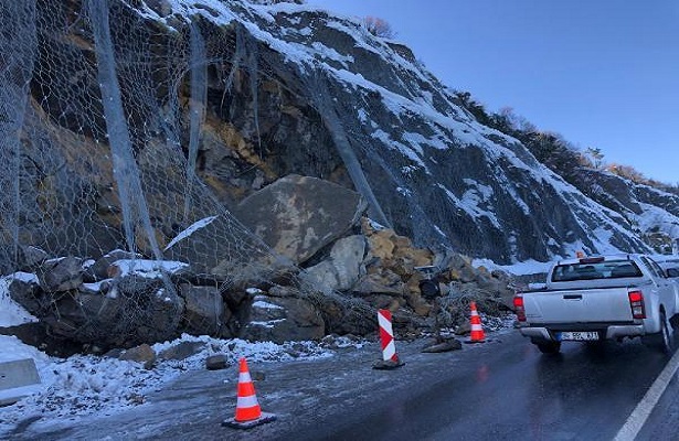 Zonguldak-İstanbul kara yolunda heyelan nedeniyle aksayan ulaşım normale döndü