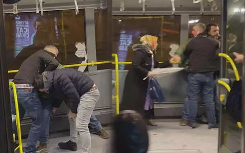 Metrobüste bıçaklı saldırgan dehşeti! Panik anları kamerada