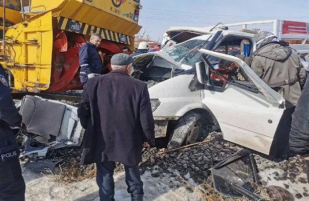 Yük treni kamyoneti biçti! Yaralılar var