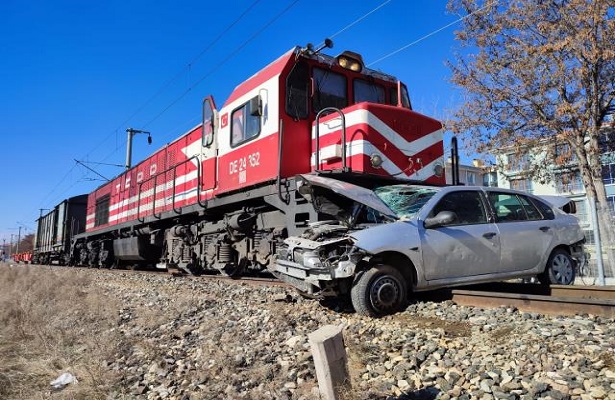 Ankara’da feci kaza! Yük treni otomobile çarptı: 1 ölü, 2 yaralı