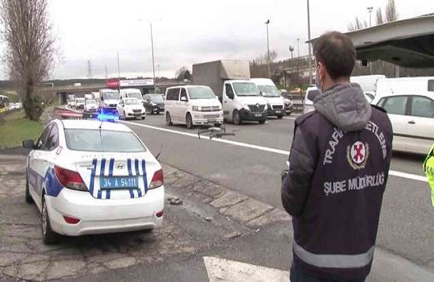 Polis ile gözaltına alınmak istenen şahsın yakınları arasında arbedede 4 polis yaralandı