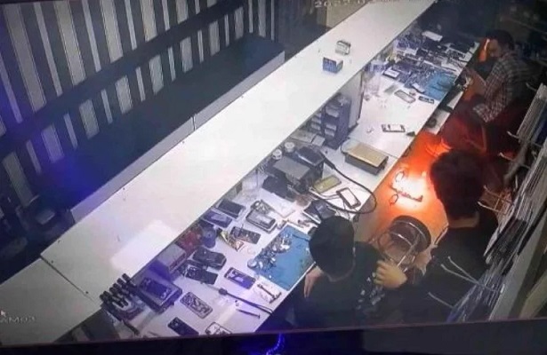 Cep telefonunun bataryası bomba gibi patladı