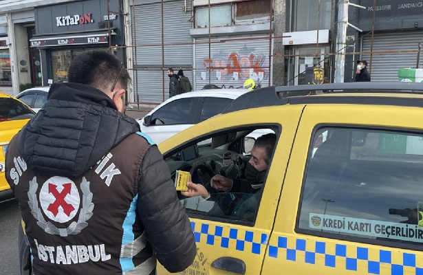 İstanbul’da polislerden taksi denetimi