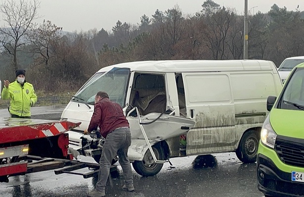 İstanbul’da park halindeki otomobile çarpan aracın sürücüsü yaralandı