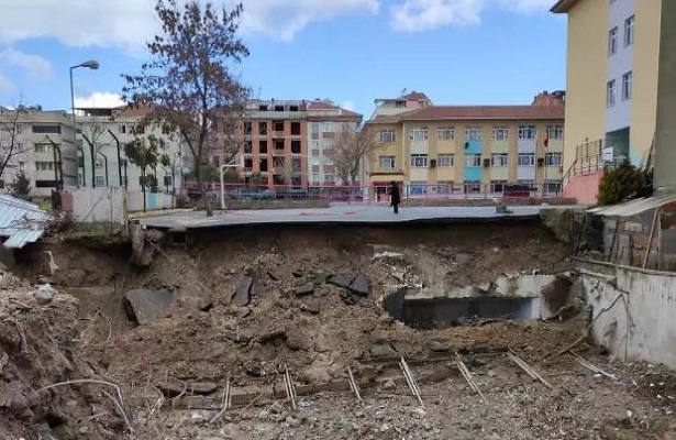 İstanbul’da bir okulun bahçe duvarı çöktü