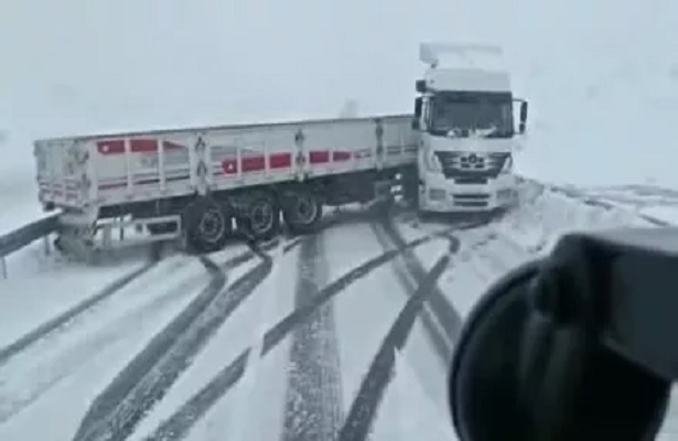 Konya’da korku dolu anlar! Yoğun kar kazaya neden oldu… O anlar kamerada