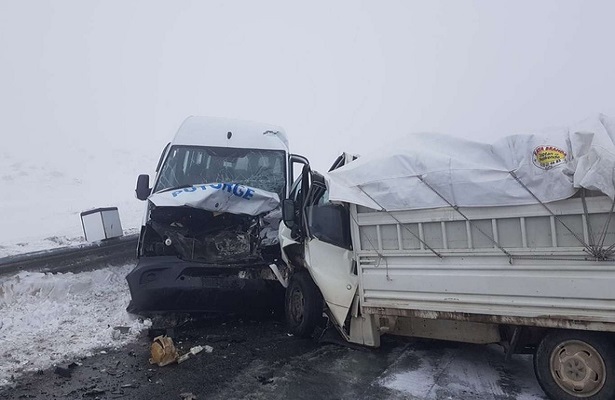 Malatya’da yolcu minibüsü ile kamyonetin çarpıştığı kazada 9 kişi yaralandı