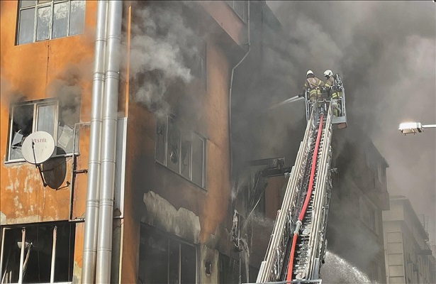 İstanbul’da boya imalathanesinde yangın çıktı