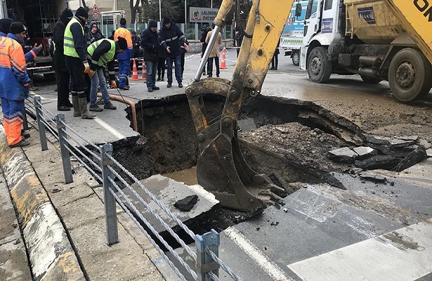 İstanbul’da su hattı patladı, yol çöktü