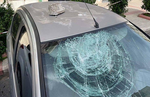 Hatay’da fırtına çatıları uçurdu, araçlarda hasara yol açtı