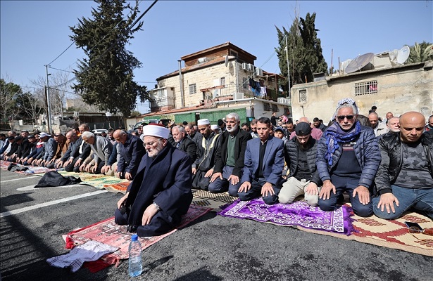 Filistinliler cuma namazını Kudüs’te gerilimin yüksek olduğu Şeyh Cerrah’ta kıldı