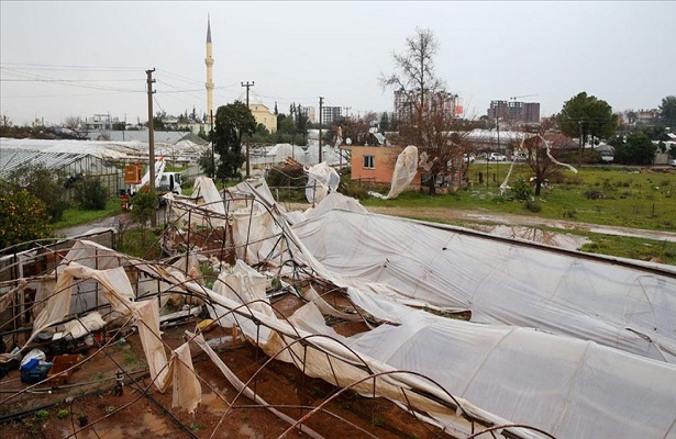 Antalya’da hortum ve fırtına seralara zarar verdi