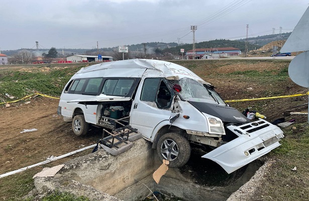 Tarım işçilerini taşıyan minibüs devrildi: 17 yaralı