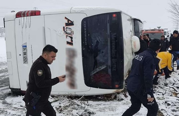 Ağrı’da yolcu otobüsü devrildi; 13 yaralı