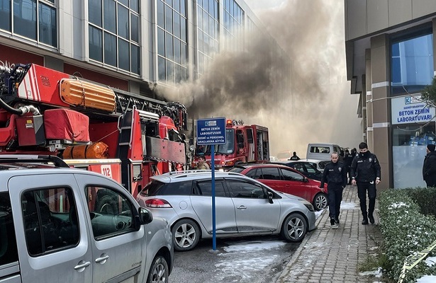 Kadıköy’de bir iş merkezinde çıkan yangına müdahale ediliyor