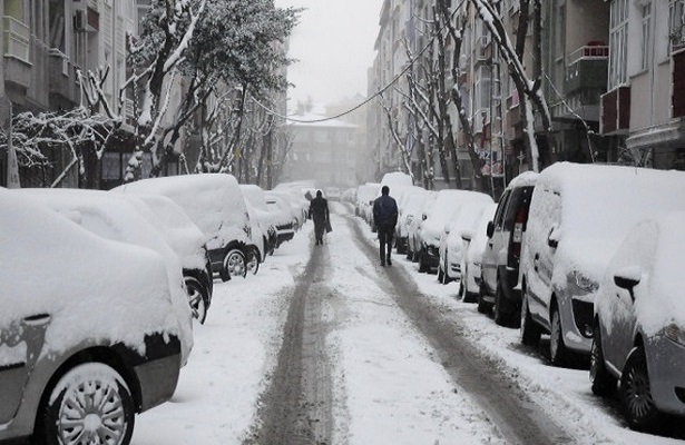 Kar İstanbul’un ara sokaklarını terk etmedi