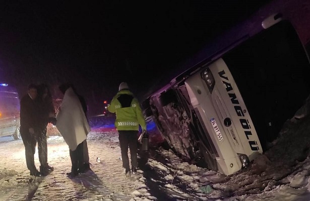 Malatya’da yolcu otobüsü devrildi: 3 yaralı