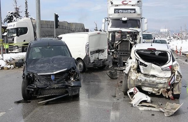 Isparta’da feci kaza: 7 araca çarptı!