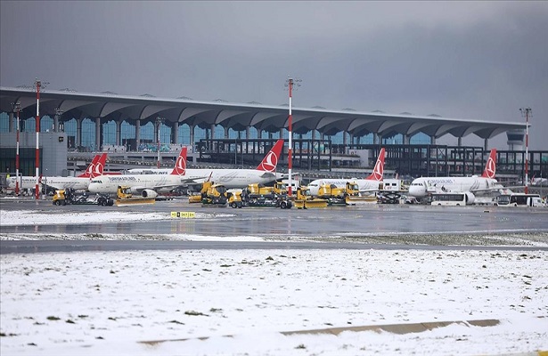 İstanbul ve Sabiha Gökçen havalimanlarında 127 THY uçağına buzlanmayı önleyici işlem yapıldı