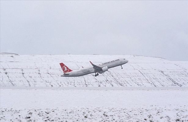 THY olumsuz hava koşulları nedeniyle 437 seferini iptal etti