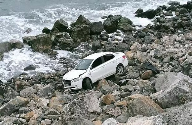 Zonguldak’ta sahile devrilen otomobilin sürücüsü yaralandı