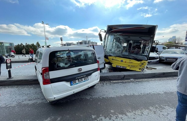 Kağıthane’de İETT otobüsünün karıştığı zincirleme kazada 1 kişi yaralandı