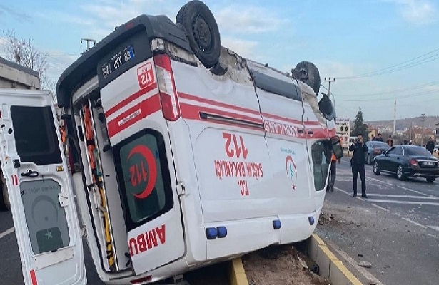 Aksaray’da devrilen ambulanstaki 4 kişi yaralandı