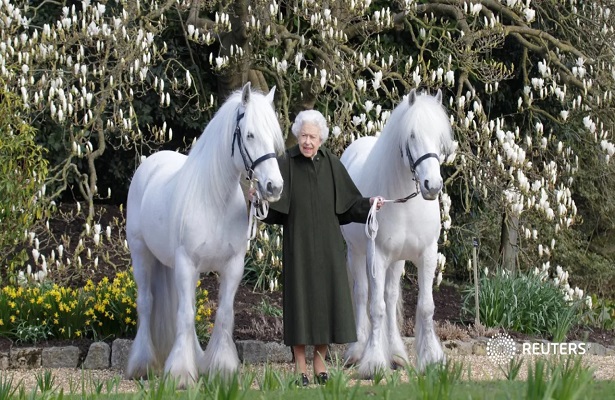 Kraliçe Elizabeth 96 yaşında: Beyaz atlı poz!