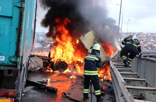 Tır alev alev yandı, TEM otoyolu 2 saat trafiğe kapandı