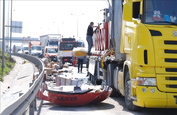 İstanbul’da TEM Otoyolu’nda tır kazası nedeniyle uzun araç kuyruğu oluştu