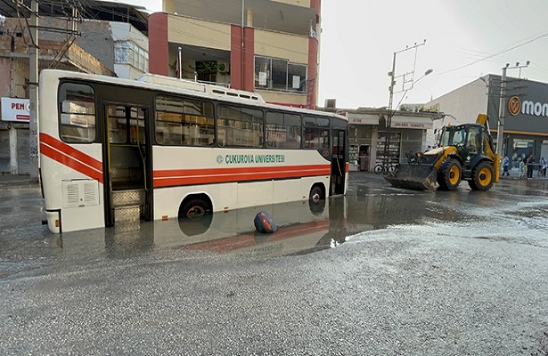 Adana’da su borusunun patlamasıyla oluşan çukura midibüs ve motosiklet düştü